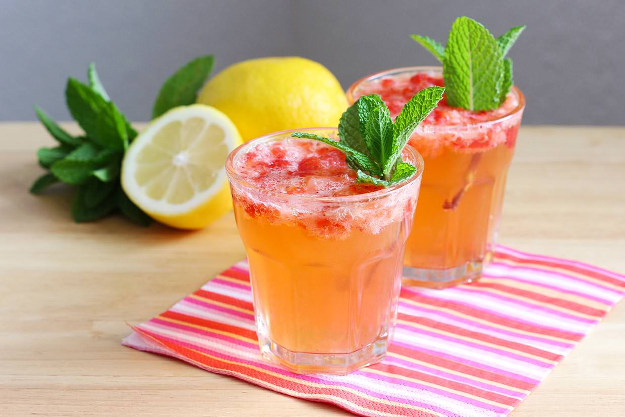 Healthy Strawberry Mocktail Spritzer {Strawberry Limeade}